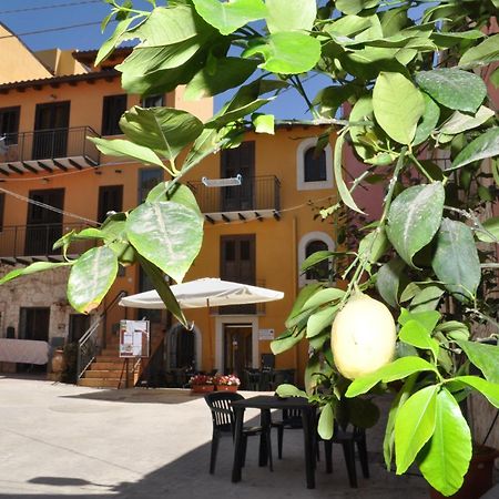 Case Albergo Al Cortiletto Ліката Екстер'єр фото